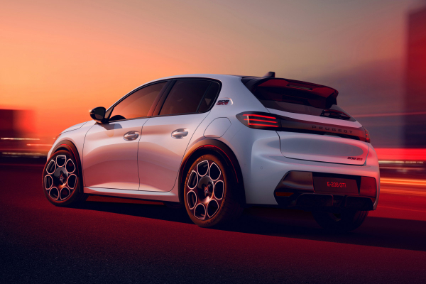 Peugeot представила серийную версию хот-хэтча e-208 GTi