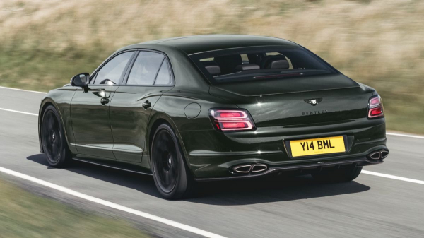 Седан Bentley Flying Spur обрел новое лицо и S-версию Седан Bentley Flying Spur обрел новое лицо и S-версию