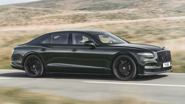 Седан Bentley Flying Spur обрел новое лицо и S-версию Седан Bentley Flying Spur обрел новое лицо и S-версию