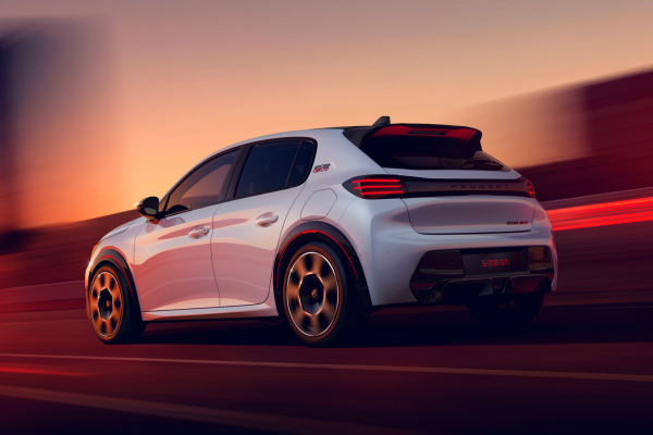Peugeot представила серийную версию хот-хэтча e-208 GTi