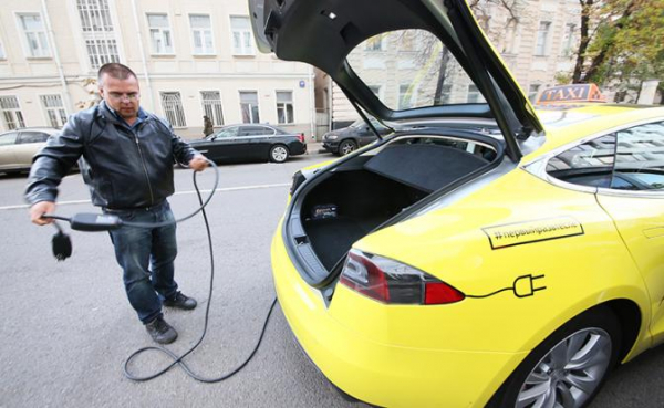 Депутаты ждут Tesla с зелёным огоньком в России. &laquo;Электрички"-такси хотят вывести из-под закона