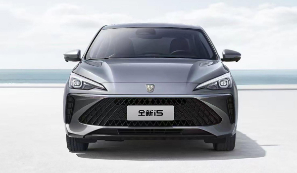 Недорогой седан Roewe i5 подвергся масштабному рестайлингу Недорогой седан Roewe i5 подвергся масштабному рестайлингу