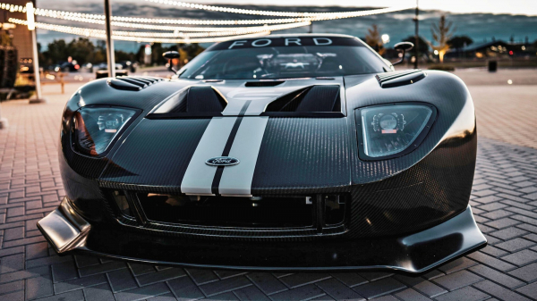 Ford GT первого поколения возвращается с карбоновым кузовом и 1500-сильным мотором Ford GT первого поколения возвращается с карбоновым кузовом и 1500-сильным мотором