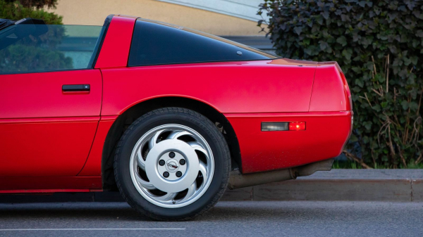 Горячий мотор и умеренный нрав: опыт владения Chevrolet Corvette IV C4 1995 года Горячий мотор и умеренный нрав: опыт владения Chevrolet Corvette IV C4 1995 года